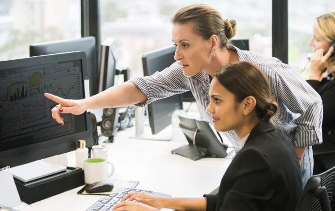 Zwei Frauen bearbeiten einen Auftrag am PC